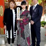 “グラビアもできる演歌歌手”望月琉叶、愛宕神社で新曲ヒット祈願！目標は紅白