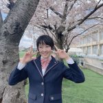 本田望結、桜の木の下で制服姿を披露