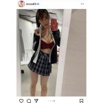 伊織いお、制服脱いで下着見せつけ「JKコス最高です」「似合いすぎてヤバイ！！！」