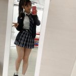 伊織いお、制服脱いで下着見せつけ「JKコス最高です」「似合いすぎてヤバイ！！！」