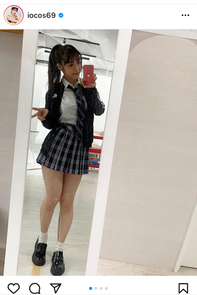伊織いお、制服脱いで下着見せつけ「JKコス最高です」「似合いすぎてヤバイ！！！」