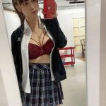 伊織いお、制服脱いで下着見せつけ「JKコス最高です」「似合いすぎてヤバイ！！！」