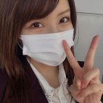 琴井ありさ、タートルネックをまくり上げランジェリーを大胆披露