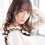 沙倉しずかが透明感抜群ショットで美脚を披露！「どえりゃあ可愛い」