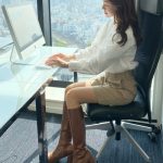 黒田真友香、ロングブーツの着まわしコーデを披露！「何に合わせてもバッチリハマります」