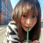 重盛さと美、スタバを片手にカメラを見つめる美麗ショットを披露！「かわいい大好き目の保養」