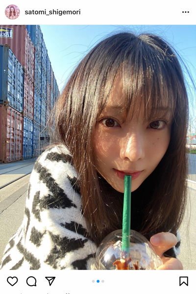 重盛さと美、スタバを片手にカメラを見つめる美麗ショットを披露！「かわいい大好き目の保養」