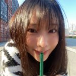 重盛さと美、スタバを片手にカメラを見つめる美麗ショットを披露！「かわいい大好き目の保養」