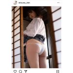 伊藤しずな、スカート捲り上げ下着を見せつける情感グラビア