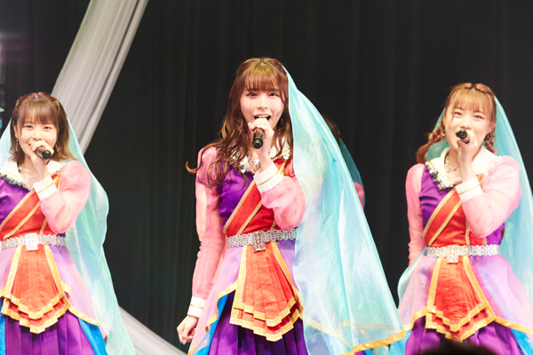 ラストアイドル、新曲リリースイベントにROLAND登場！霜降り明星からお祝いコメントも