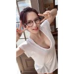 桃月なしこ、お団子ヘア×黒縁メガネのオフショットが強すぎる！