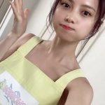 桃月なしこ、お団子ヘア×黒縁メガネのオフショットが強すぎる！