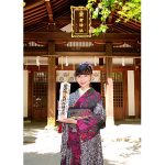 “グラビアもできる演歌歌手”望月琉叶、愛宕神社で新曲ヒット祈願！目標は紅白