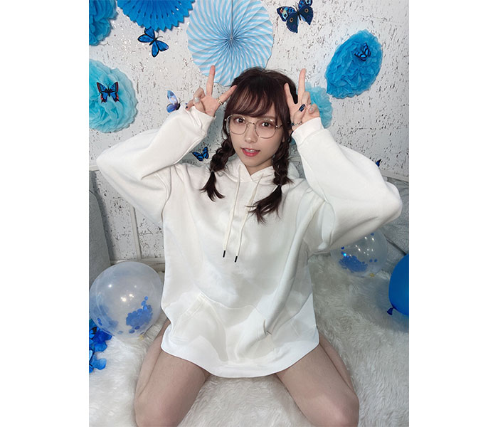 桃衣香帆、窓際で魅せる絶美ボディ！「お尻も素敵です」