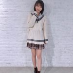 夏目綾、制服風コーデで美脚披露！「笑顔が素敵！」「制服ファッションいいね」