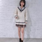 夏目綾、制服風コーデで美脚披露！「笑顔が素敵！」「制服ファッションいいね」