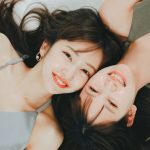 永尾まりや、板野友美と2ショットで透明素肌を披露！