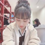 岡田佑里乃、制服で魅せる透明素肌に釘付け！