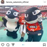 TEAM SHACHI 坂本遥奈、“両手に鯱”状態なグランパスくんファミリーとの3ショット公開