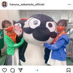 TEAM SHACHI 坂本遥奈、“両手に鯱”状態なグランパスくんファミリーとの3ショット公開