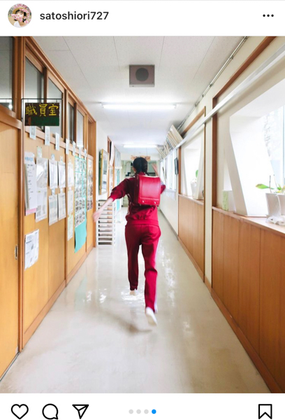 佐藤栞里、ジャージ姿で廊下を駆け抜ける！「どんな小学生よりもピュアそう」