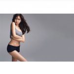 佐野ひなこ、美尻ラインで魅せる圧倒的プロポーション！