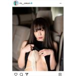 桜りん、ノースリーブまくり上げ美乳を大胆披露