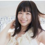 鈴原りこ、下乳あらわな寝そべりショット公開