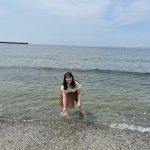 HKT48 田島芽瑠、浜辺で清涼感あふれるデート風ショットに反響！「夏の天使ですね」