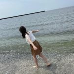 HKT48 田島芽瑠、浜辺で清涼感あふれるデート風ショットに反響！「夏の天使ですね」