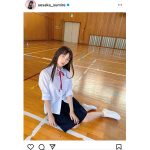 上坂すみれ、『EASY LOVE』MVの“毛深すぎる”制服オフショットを公開！