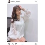 上坂すみれ、シースルーシャツ衣装で美脚チラ見せ