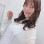 上坂すみれ、シースルーシャツ衣装で美脚チラ見せ
