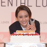岡田結実が男装姿で登壇したデンタルラバー会見で21歳の誕生日サプライズ！「誕生日プレゼントは友達が欲しい。リリーフランキーさんと友達になりたい。」