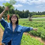 石川恋、トラウデン直美との満面笑みな農業女子ショットに「美女ふたりの畑映えます！」の声