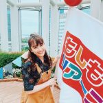 平祐奈、爽やかなストライプ柄オフショルダーワンピース姿 ＆柄シャツジャンパースカートの笑顔ショットに「可愛すぎ」の声