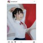 「#2i2（ニーニ）」天羽希純、制服姿であらわなメリハリ美ボディに釘付け！