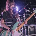 SILENT SIREN 山内あいな、お酒片手にベースを弾く生配信開催！「お酒とベース用意してお家で待っててね」