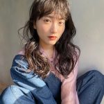 福田愛依、巻き髪デニムコーデが大人カワイイ！