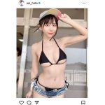 日向葵衣、スポーティな水着姿でくびれ美ボディを披露！