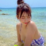 堀江りほ、美背中に魅了される“お団子”ビキニショット公開！
