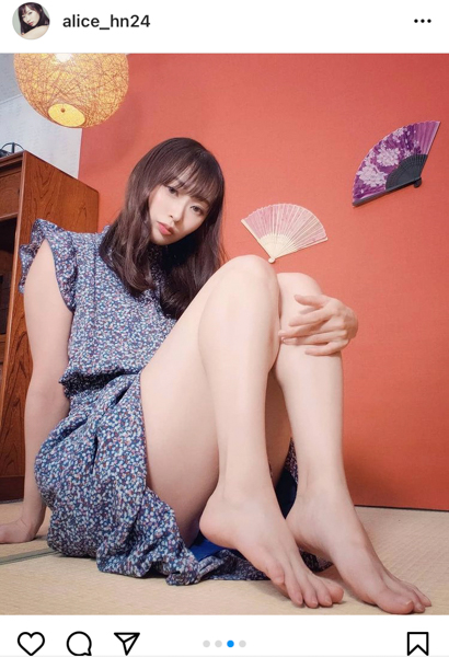 日野アリス、“履いてない？”妄想力試すフェチショットで誘惑！