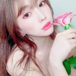 森咲智美、「薔薇より美しい」手ブラのセクシーショットを披露！