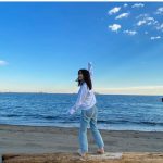 小倉ゆうか、海辺ではしゃぐプライベートショットを公開！「海が似合っとります」