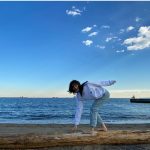 小倉ゆうか、海辺ではしゃぐプライベートショットを公開！「海が似合っとります」