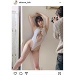 伊藤しずな、キワドイ“Vレグ”ショットで美スタイル披露！