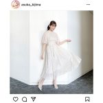 貴島明日香、優美な白ワンピースコーデのポートレート披露！