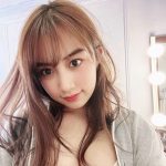 黒木ひかり、胸元チラリのウィンク自撮りで掲載告知