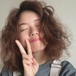 小芝風花、「朝起きたらこんな感じ」人生初のパーマに苦戦中