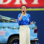 May J.、雨降る横浜スタジアムのセレモニーで「アナ雪」熱唱